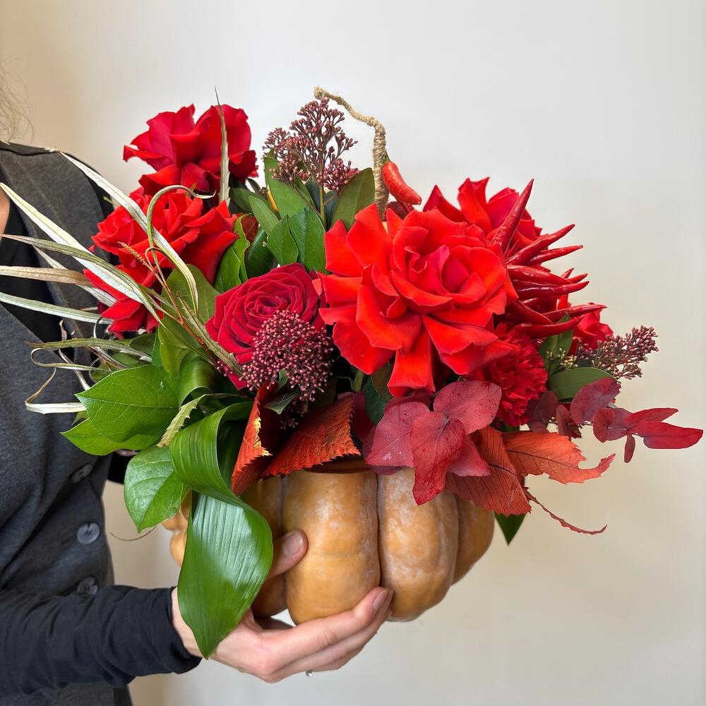 Цветы в тыкве! Французские розы в красном букете