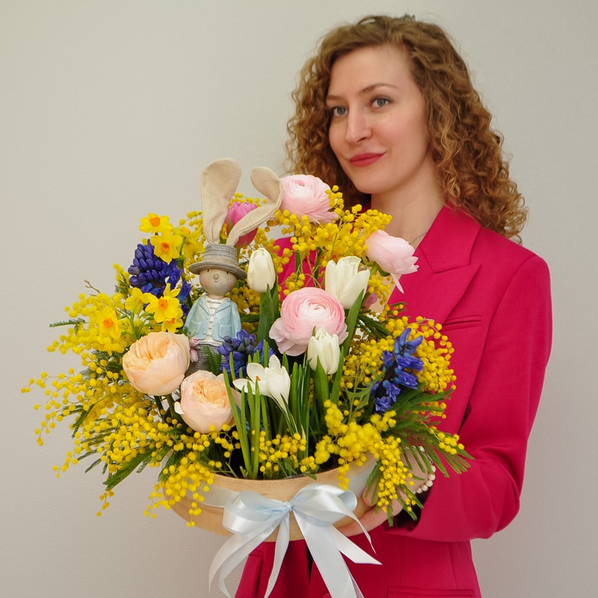 Ранункулюсы, гиацинты, мимоза и тюльпаны в весенней композиции
