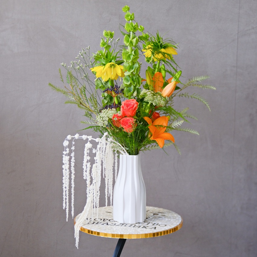 Букет в вазе. Фритиллярия, сочная зелень и пламенные розы "Медовый зной"