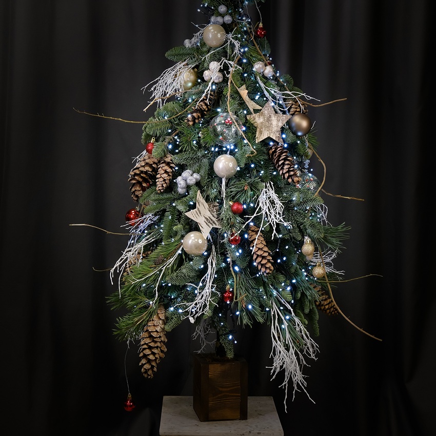 Ёлка из нобилиса и сосны в деревянном ящичке с декором, 120 см