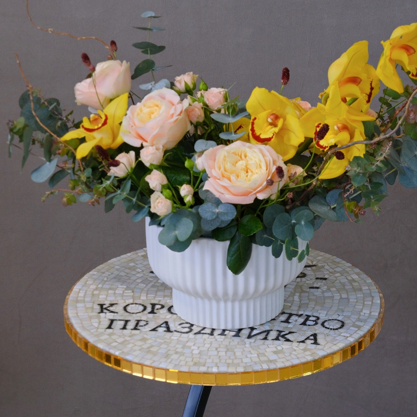 Орхидея Цимбидиум в интерьерной композиции в кашпо