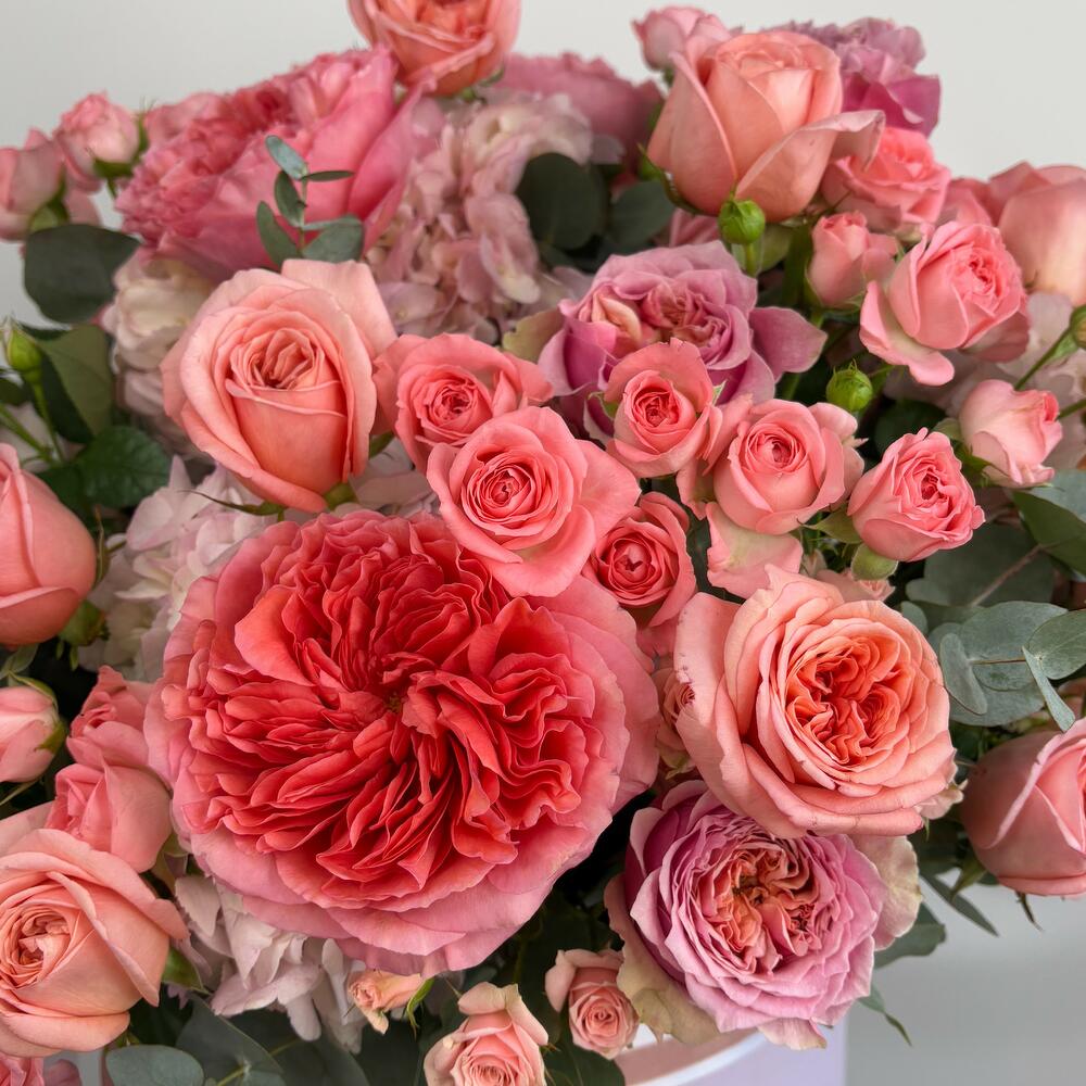 Пионовидные розы в большой коробке «Ю энд Ми»