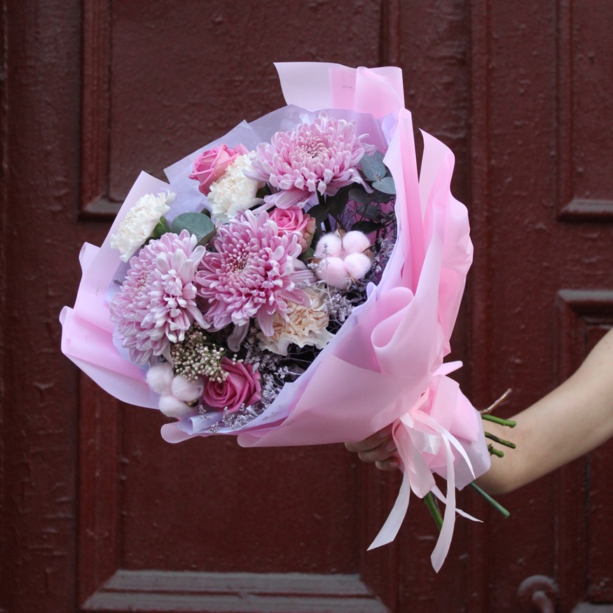 Розовые хризантемы в букете "Игристый"