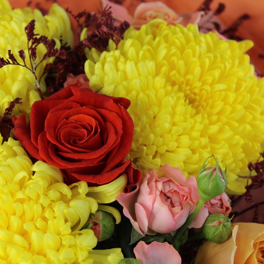 Жёлтые хризантемы и розы в ярком букете "Апельсиновый джем"