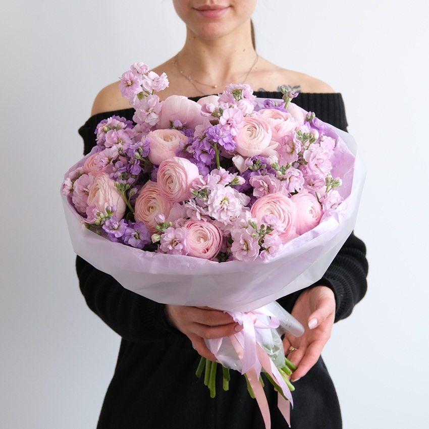 Ранункулюсы и ароматная маттиола в букете "Магия Весны"