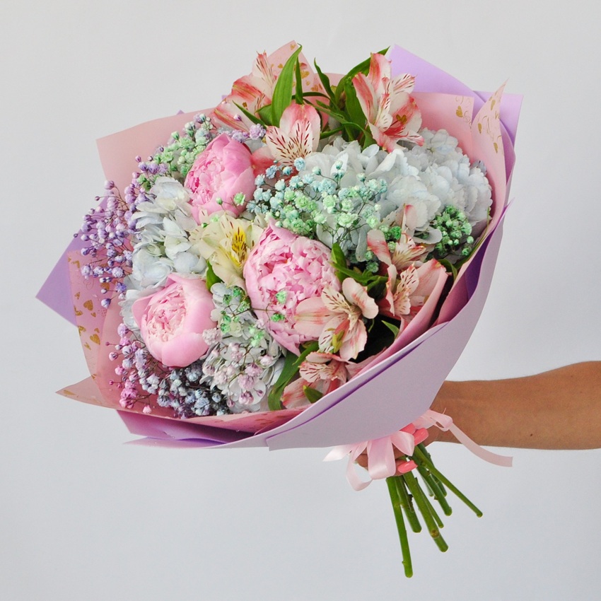Голубая гортензия и пионы в букете «Летний вайб»