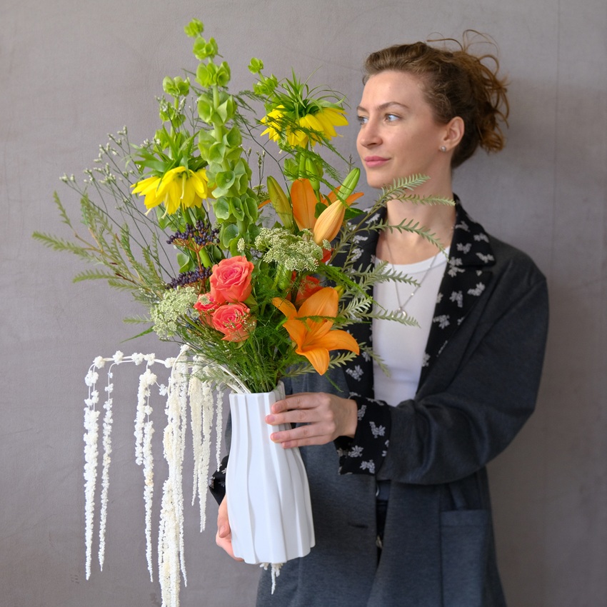 Букет в вазе. Фритиллярия, сочная зелень и пламенные розы "Медовый зной"