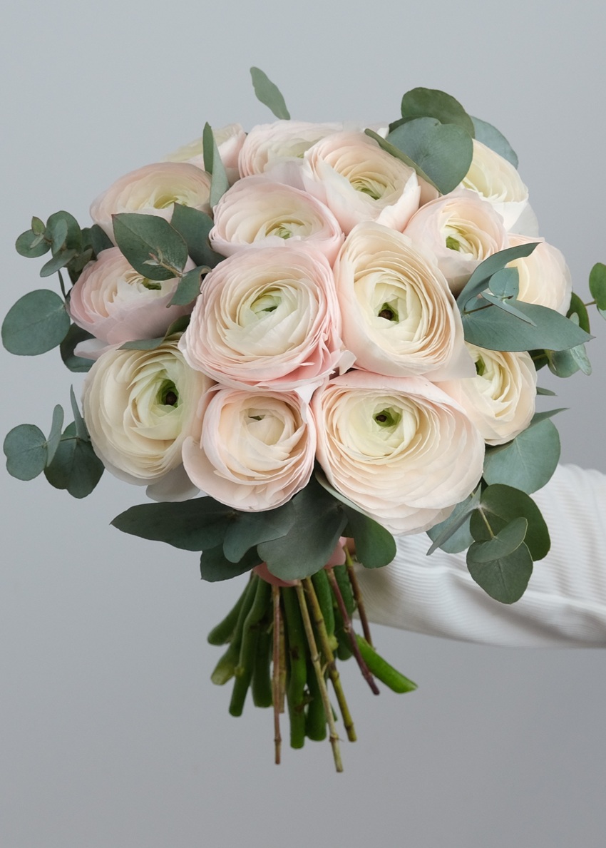 Букет невесты с ранункулюсами и эвкалиптом "Сладкий шёпот"