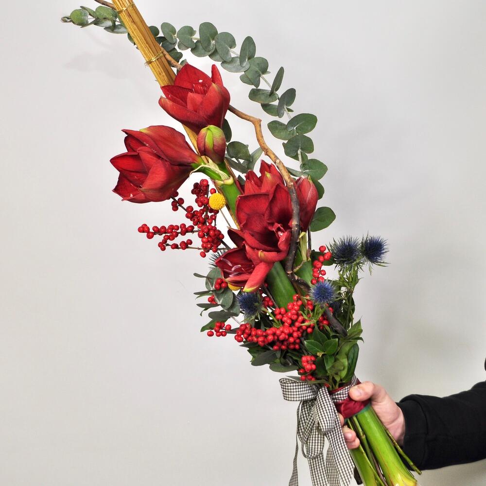 Вертикальный букет с красными амариллисами. Мужской бизнес букет