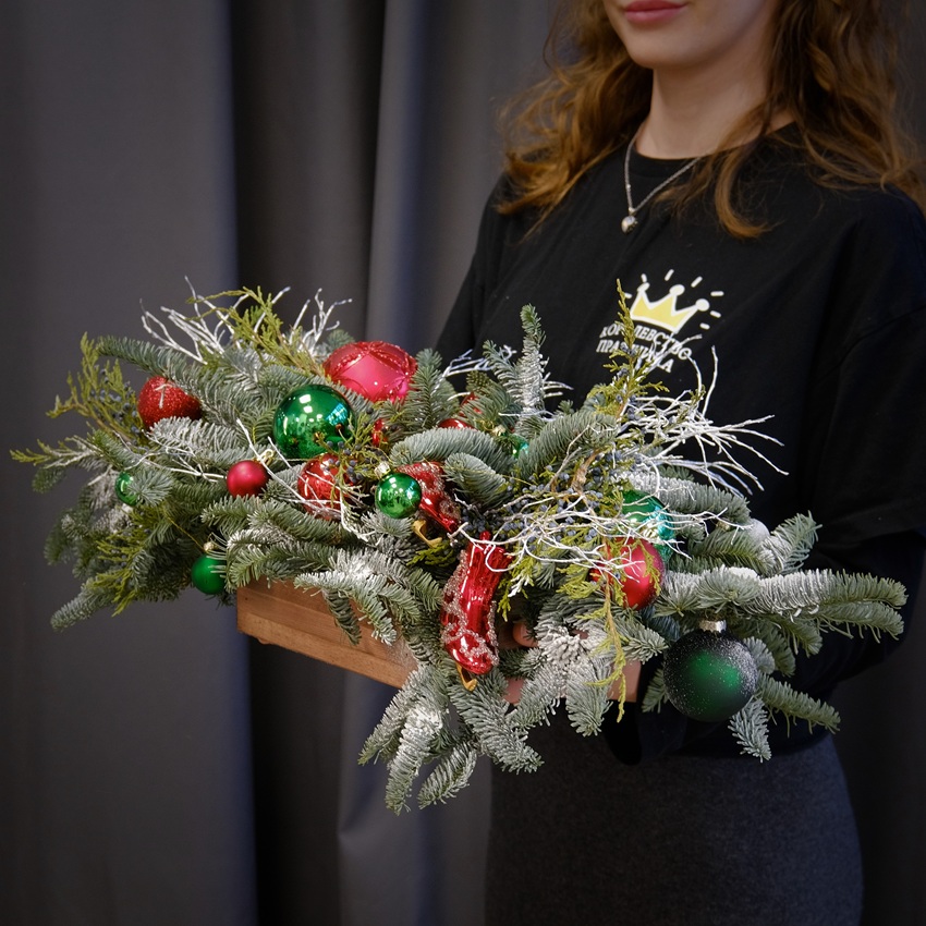 Яркая новогодняя композиция в деревянном ящике в красных оттенках