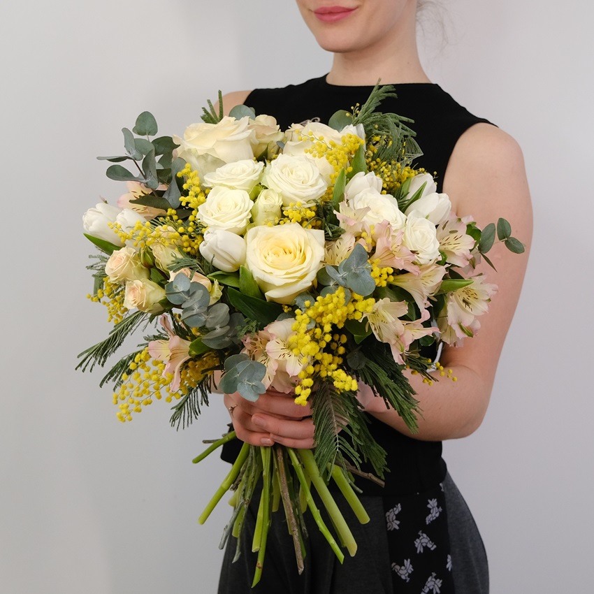 Пионовидные розы, мимоза и белые тюльпаны в весеннем букете