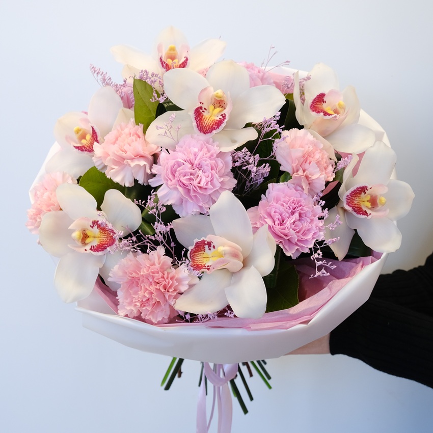 Орхидеи и пушистые гвоздики в букете «Изысканный дуэт»