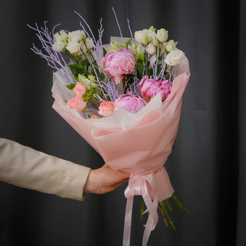 Розовые пионы и эустома в нежном букете