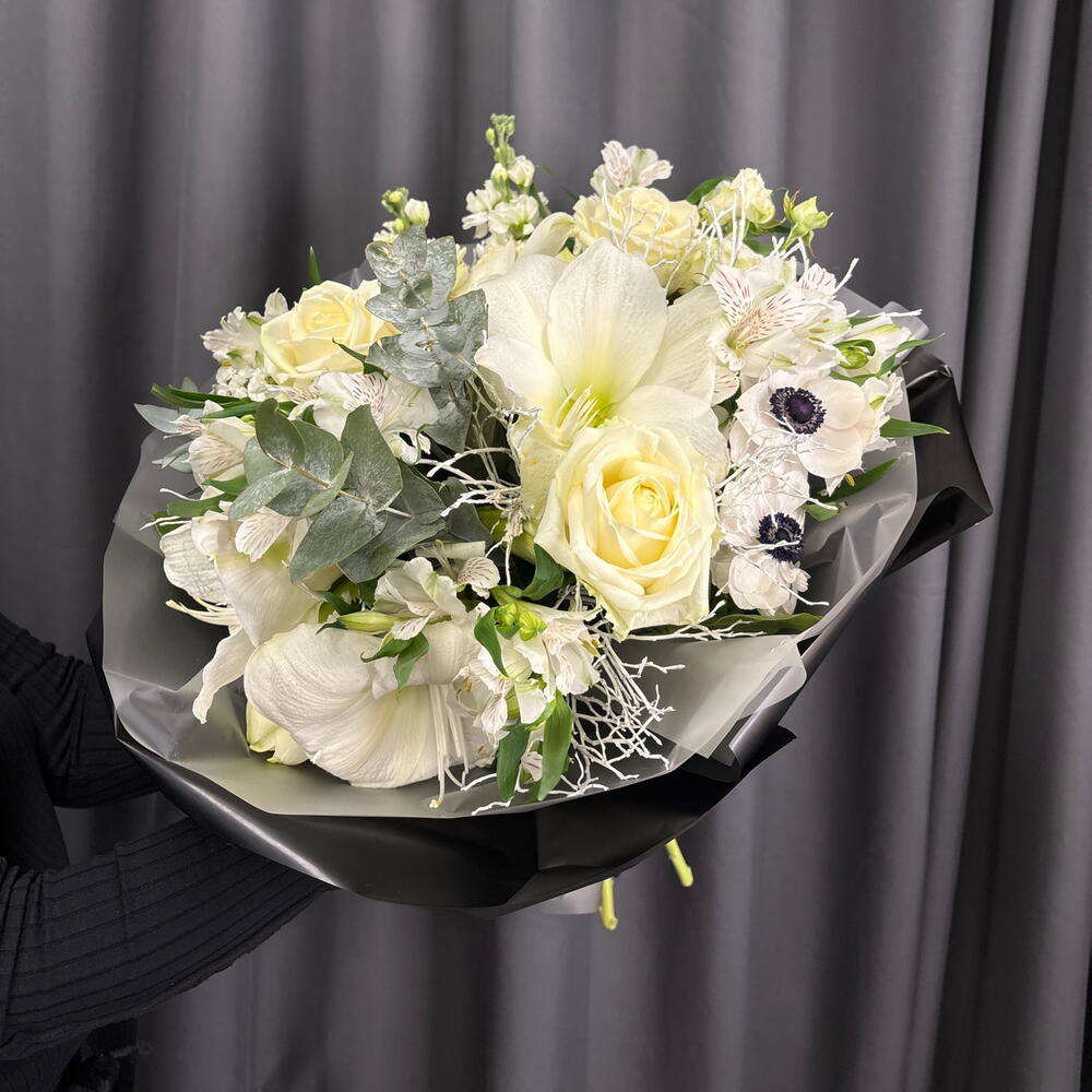 Белые амариллисы и розы в букете 