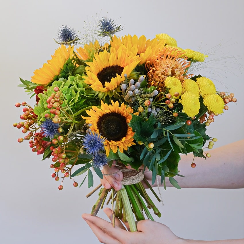 Подсолнухи, хризантема и ягоды в букете "Солнечный вальс"