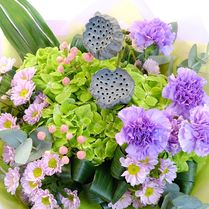 Зелёная гортензия, лотосы и гвоздики в летнем букете "Дзен"