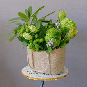 Гортензия, зелень, бруния и хризантемы в букете "Изумрудная жила"