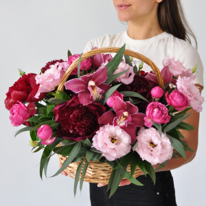 Бордовые пионы, орхидеи и эустома в корзине