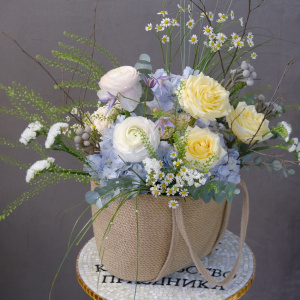 Букет в сумке: голубая гортензия и пионовидные розы "Пикник у синего ручья"