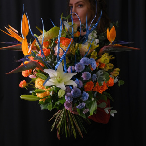Авторский букет: антуриумы, стрелиция и розы в экзотическом букете «Лёд и пламя»
