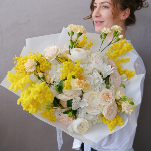 Нежные ранункулюсы и ароматная мимоза в нежном букете "Весенний нектар"