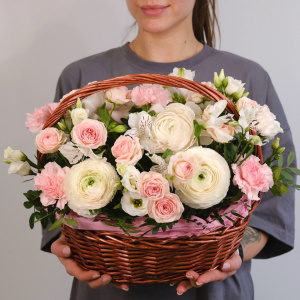 Ранункулюсы и кустовые розы в корзине "Белый сад"