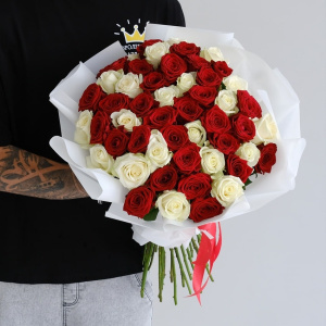 Красные и белые розы 60 см, 51 шт. Ваза в подарок!