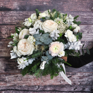 Пионовидные розы, нобилис и ранункулюсы в букете "Поймай Мечту"