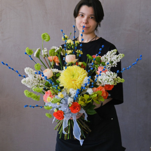 Букет на Пасху: голубая верба, белая сирень, вибурнум и розы