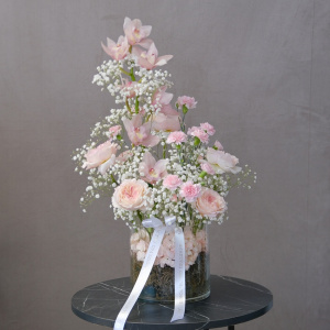 Розовая орхидея Цимбидиум и гипсофила в стеклянной вазе