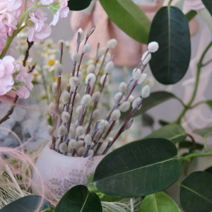 Букет на Пасху в корзине с Зайкой: верба, ранункулюсы, гортензии и ветки вишни