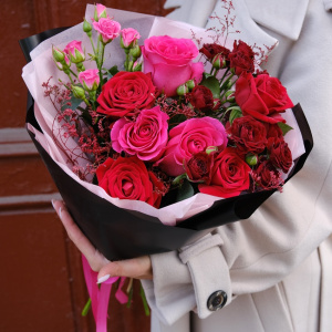 Ароматные розы в красном букете «Свидание»