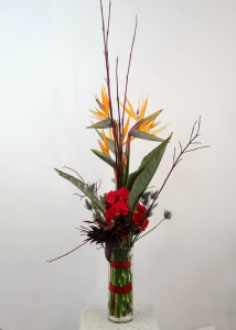 Вертикальный букет со стрелицией. Мужской бизнес букет