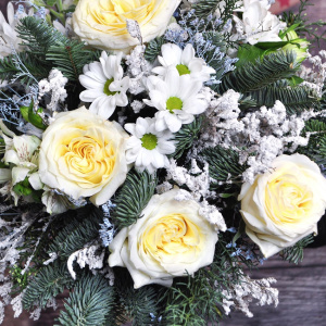 Нобилис, хризантема и пионовидные розы в букете "Узор Чудес"