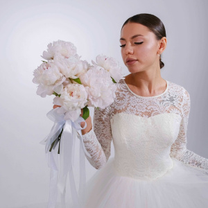 Белые пионы и розы в нежном букете "Аврора"