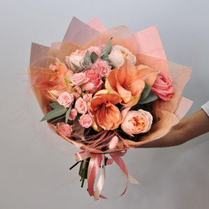 Амариллис и пионовидные розы в персиковом букете