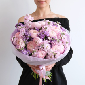 Ранункулюсы и ароматная маттиола в букете "Магия Весны"