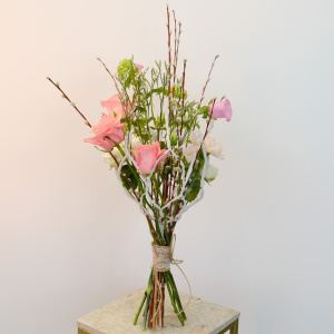 Пасхальный букет с вербой, розами и колокольчиками на каркасе ручной работы