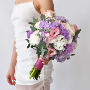 Букет невесты с ранункулюсами и необыкновенными гвоздиками "Сиреневый вальс"