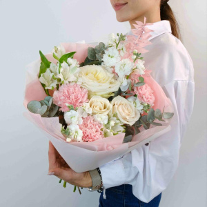 Ароматные розы в нежном букете "Нежность утренней росы"