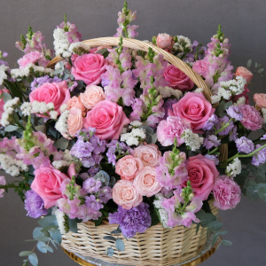 Ароматные розы и антирринум в роскошной корзине в сиреневых оттенках