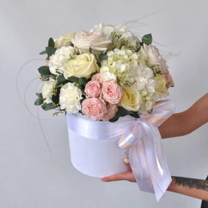 Гортензия и пионовидные розы Охара в большой коробке "Белоснежка"