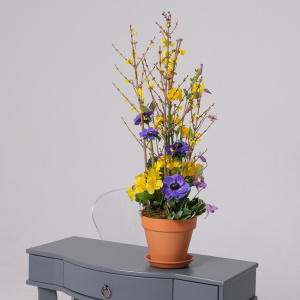 Анемоны и цветущие ветки форзиции в композиции "Волшебный сад"