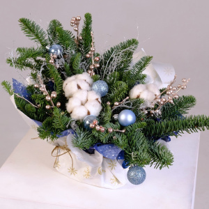 Новогодняя композиция в крафте: нобилис и хлопок