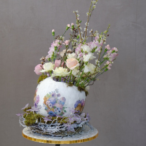 Пасхальная композиция с живыми цветами "Цветущая драгоценность"