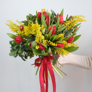 Красные тюльпаны с итальянской мимозой "Солнечный восторг"