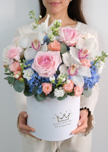 Голубая гортензия, орхидеи и розы в коробке "Мечта принцессы"