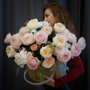 Композиция в сумке: дорогие пионовидные розы "Английский сад"