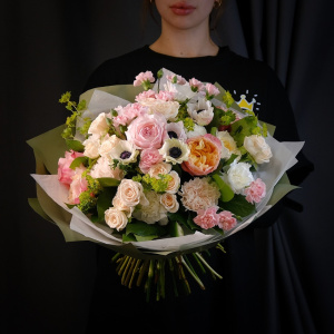 Дорогие сортовые пионовидные розы и анемоны в романтичном букете