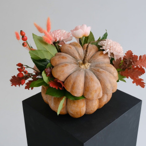 Тыква с пионовидными розами и хризантемами